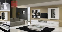 Moderno salón, lacado en blanco. Mesa de café en el lacado de alto brillo